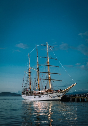 停靠在港口码头的大帆船图片